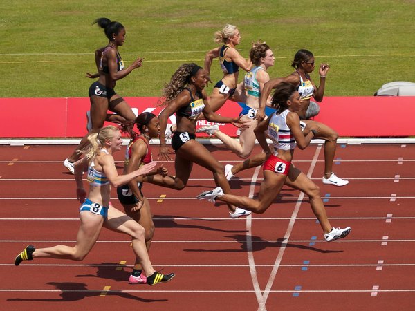 Quels sont les exercices clés pour améliorer la vitesse en sprint de 100 mètres?